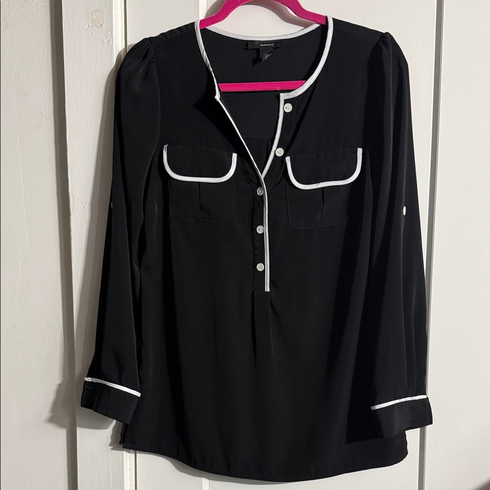 Alfani x Macy’s EUC classic black and white adjustable sleeve blouse